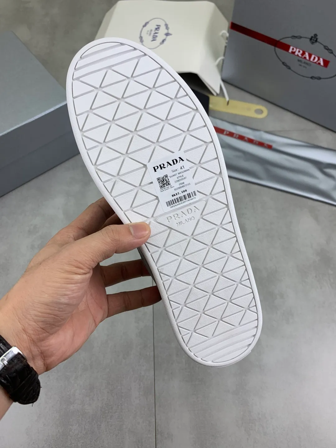 Men's shoes 💰P560💰[New model] The top version is available on the official website, 🆘 The trendy brand (Prada) mainly promotes the popular model, avant-garde and versatile fashionable men's shoes, private version mold opening, cowhide surface splicing 1:1.. Stylish and simple, original imported cowhide lining cowhide feet; the atmosphere and personality are more fashionable, eye-catching and pursuing class. It will subvert the old idea and be a must-have for fashionistas with you! Must keep it for yourself! Tall and comfortable, large and low, high-end quality workmanship. Official website’s new high-end outsole. Size: 38-45. Multiple colors available.